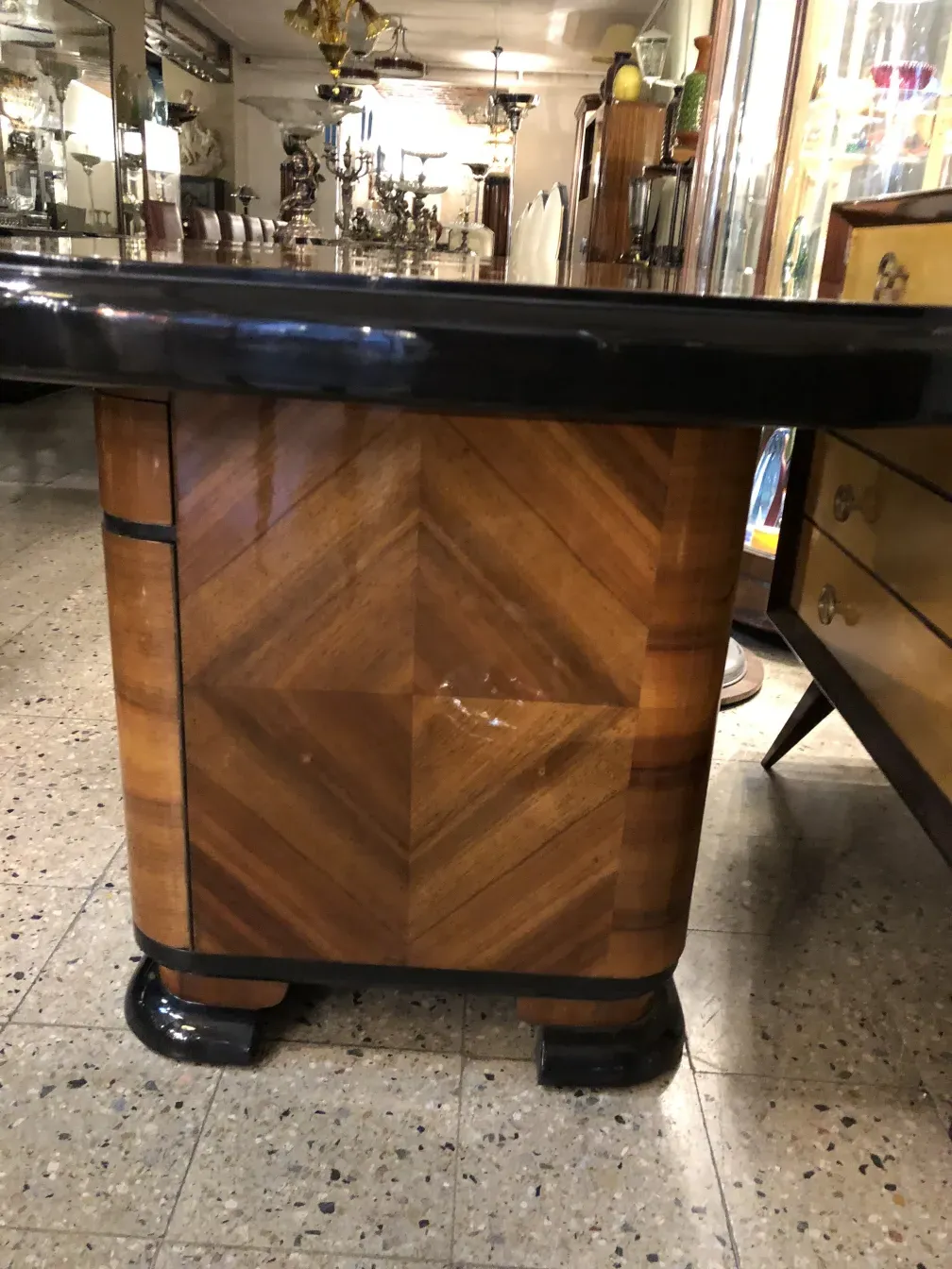 scrivania antica con design classico, superficie lucida, gambe decorative, in un ambiente vintage