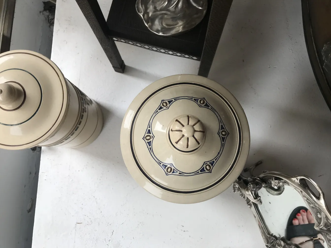 vista dall'alto di un coperchio di ceramica antica decorata in colori chiari