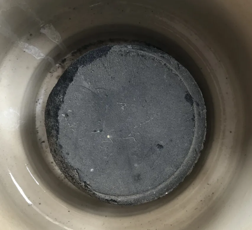 古老陶瓷的圆底在简单的环境中