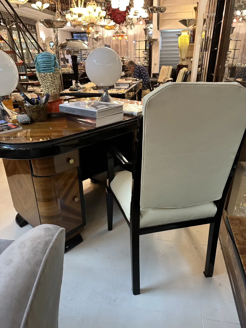 bureau ancien avec des chaises et des lampes décoratives