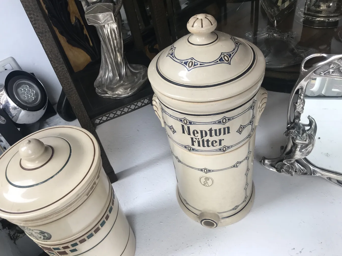 Ceramica antica Neptun Filter con decorazioni blu e beige in un ambiente elegante.