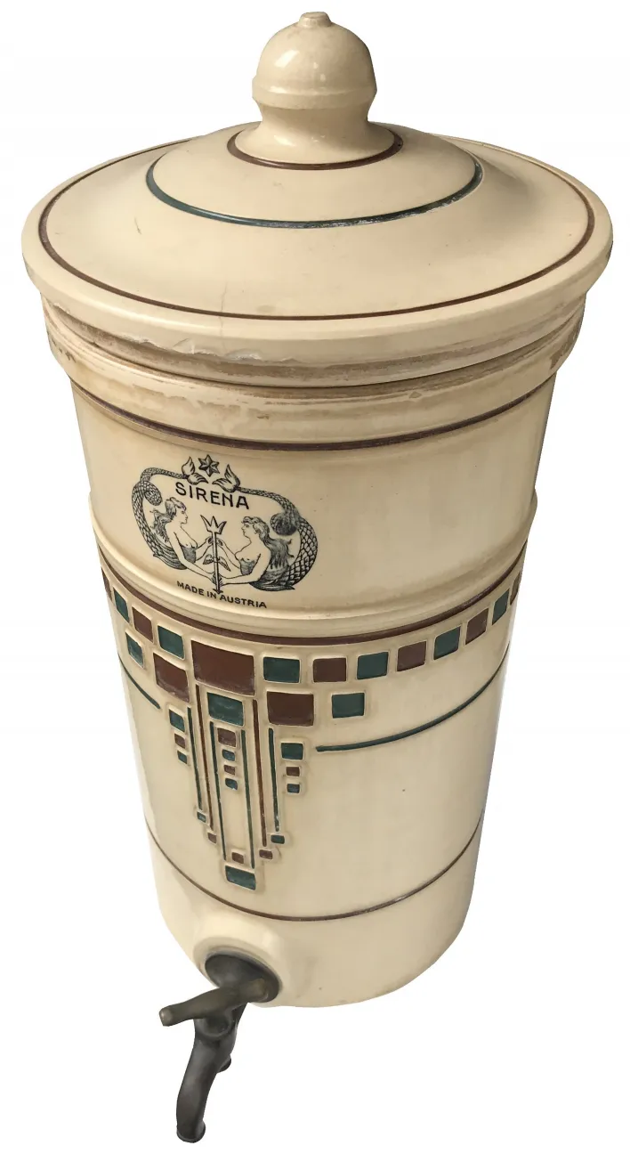 Cruche en céramique ancienne décorative avec couvercle et robinet.