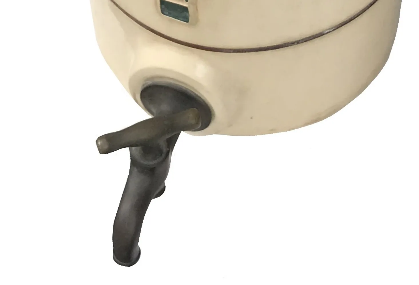 古い陶器に蛇口と黒い詳細があります。