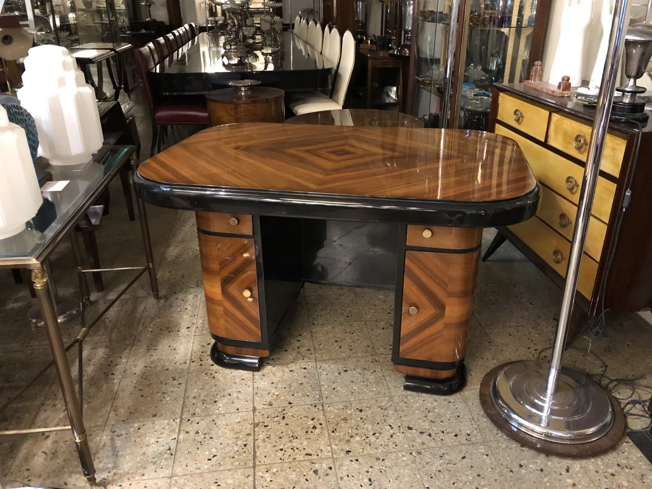 bureau ancien avec surfaces laminées et détails décoratifs