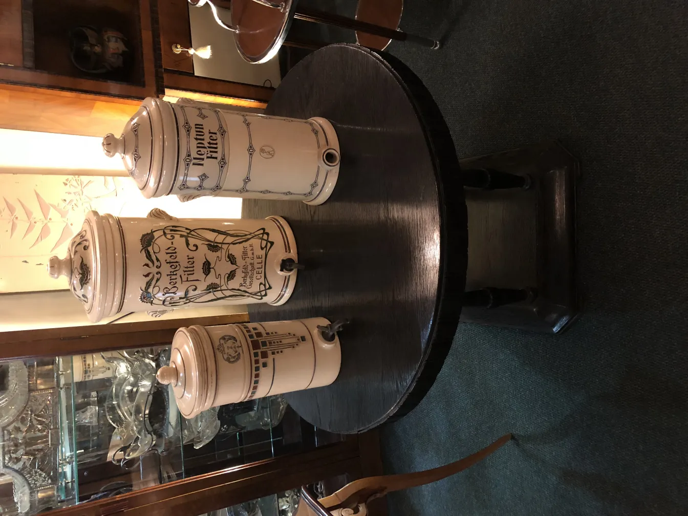 Trois jars en céramique ancienne sur une table noire, décorés