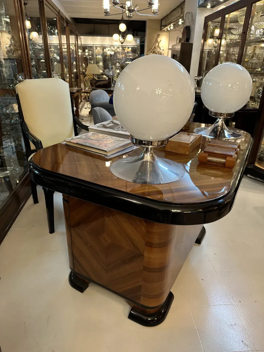 escritorio antigo elegante com esferas luminosas