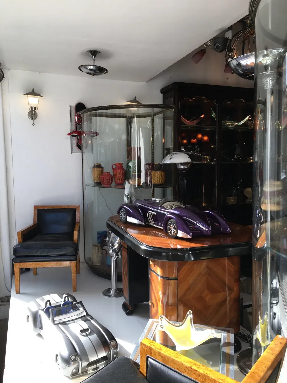 bureau ancien avec décorations et accessoires uniques