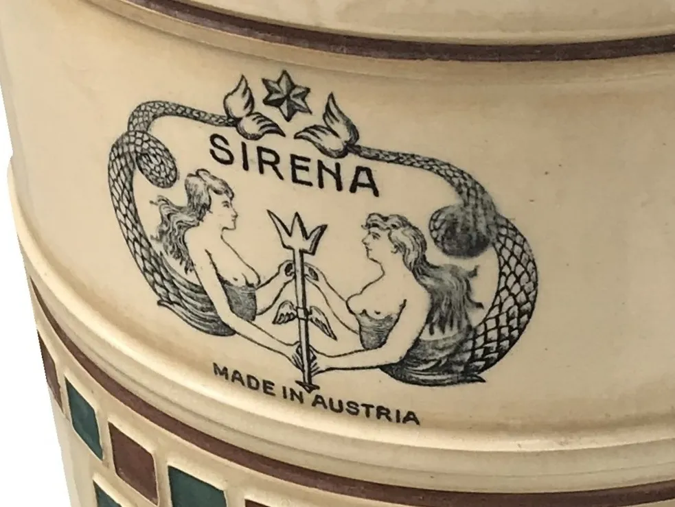 cerâmica antiga com design de sereia em cores claras e escuras