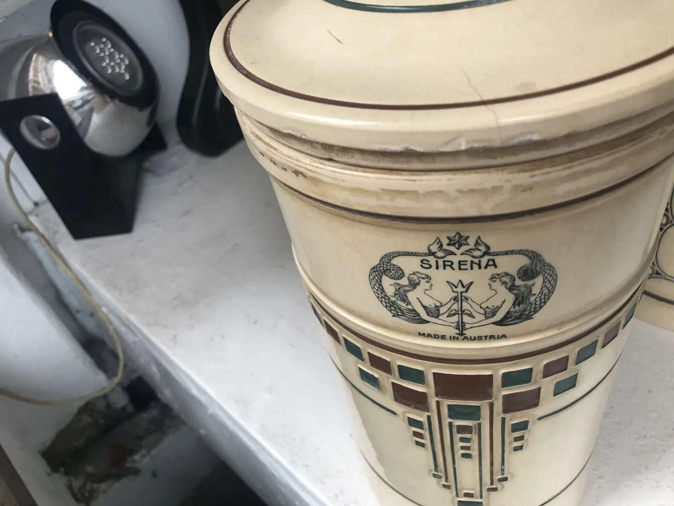 antike dekorative Keramik mit kompliziertem Design, in antikem Ambiente