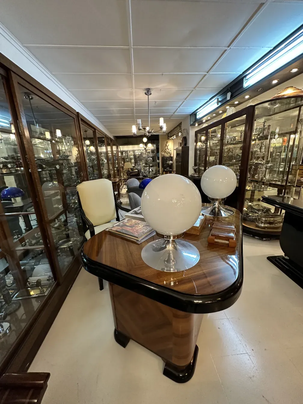 escritorio antigo com lâmpadas redondas e acessórios decorativos, exibição elegante