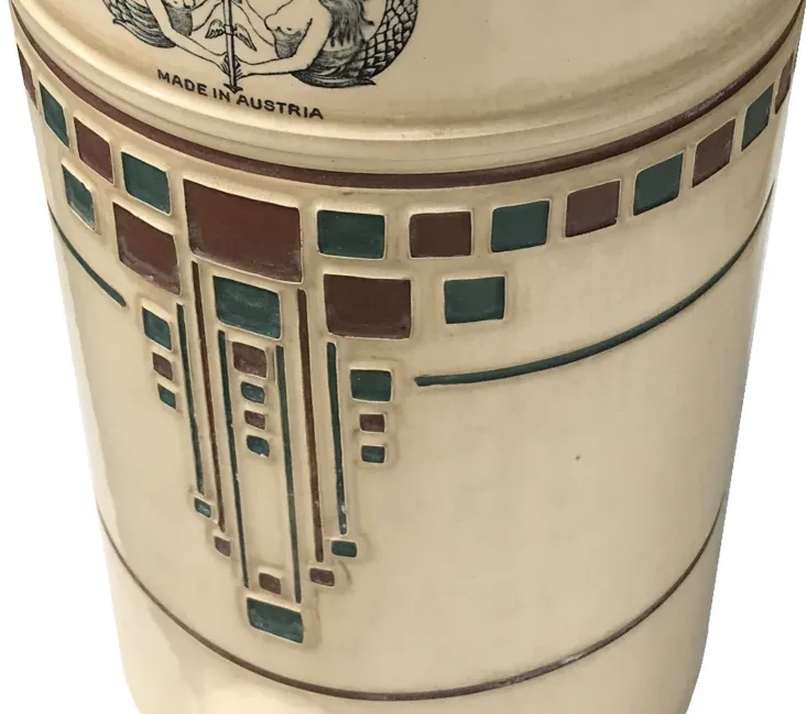 antike Keramik mit geometrischer Dekoration in Beige- und Brauntönen