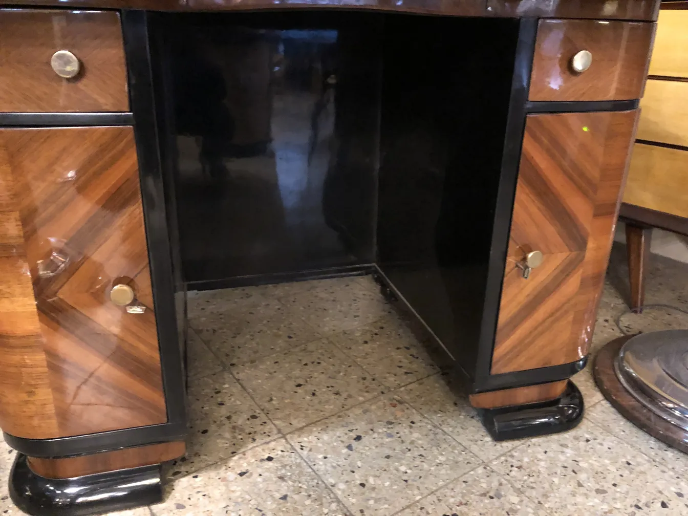 Bureau ancien avec finition brillante et tiroirs