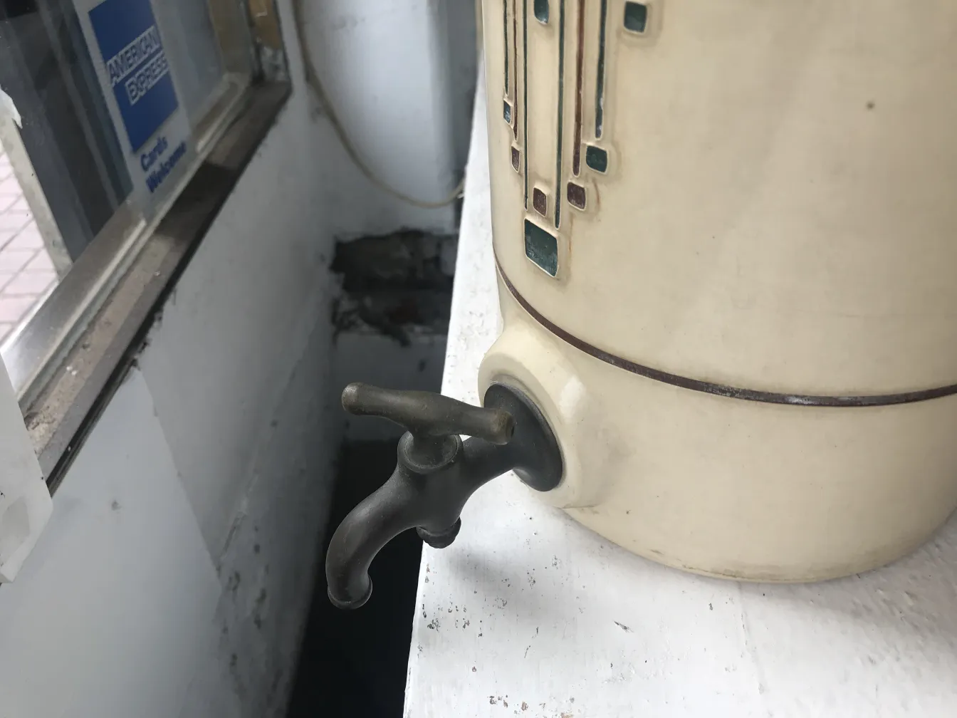 античная керамика с мягким декоративным дизайном, металлический кран