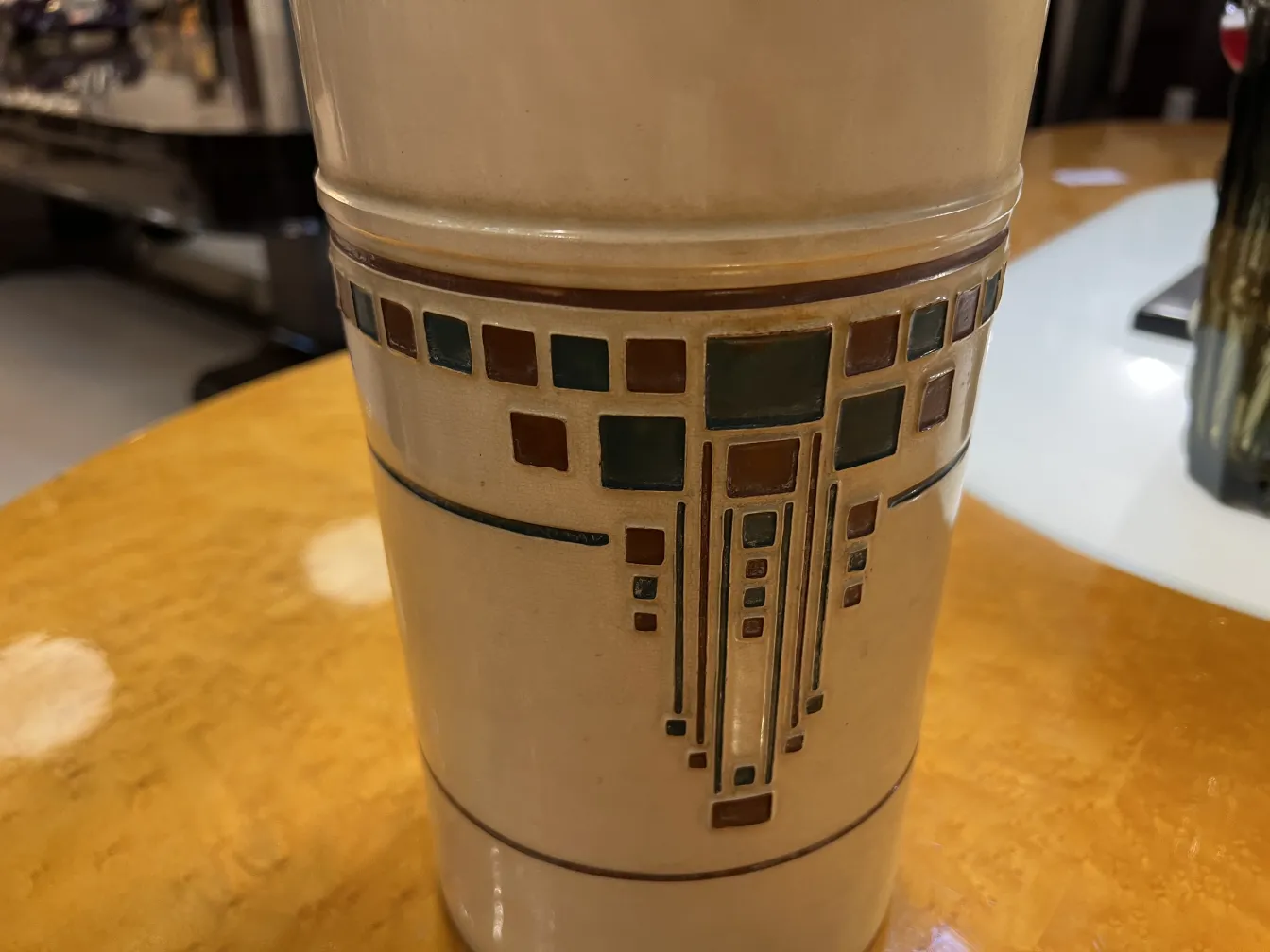 ceramica antica decorata con forme e colori vivaci