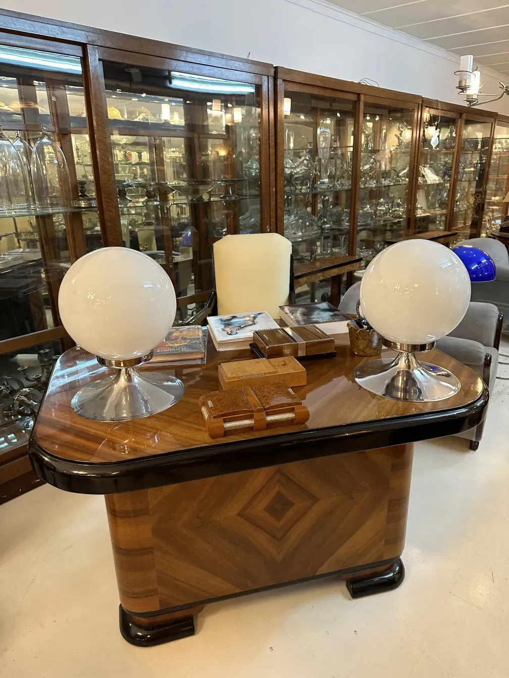 escritorio antiguo en un ambiente elegante con lámparas