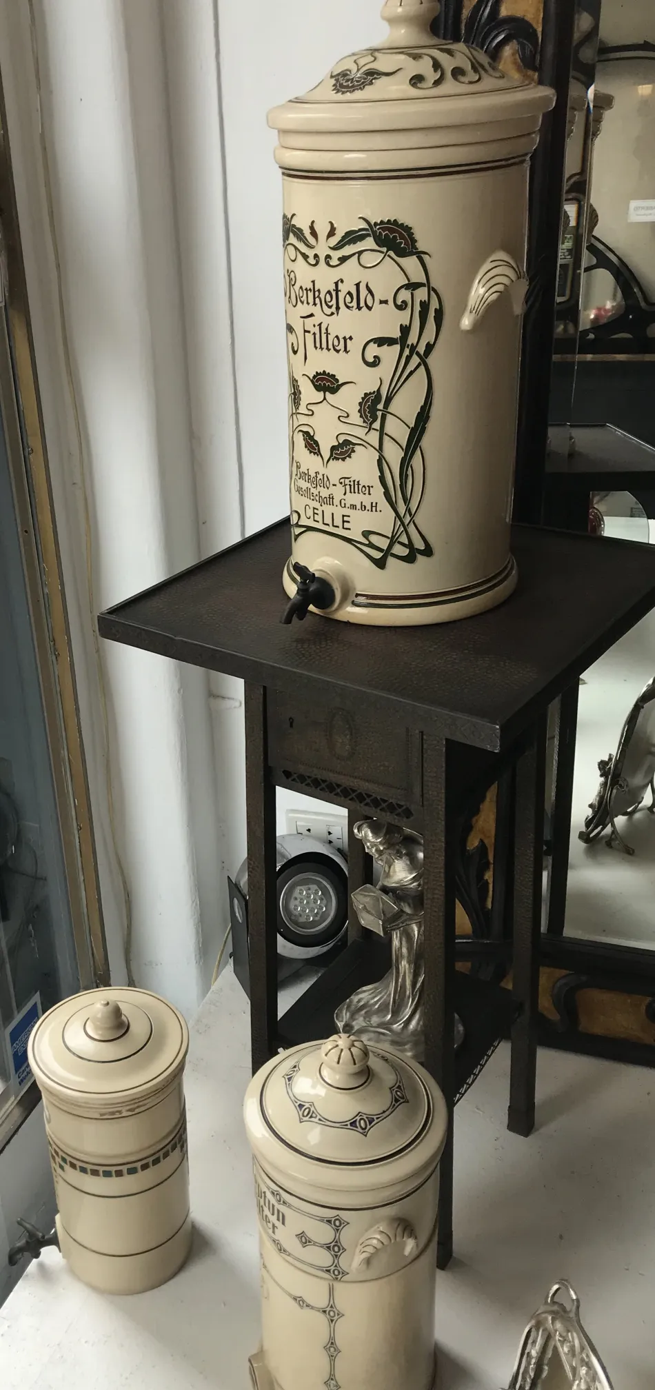 antiga cerâmica Berkefeld Filter em uma mesa decorativa