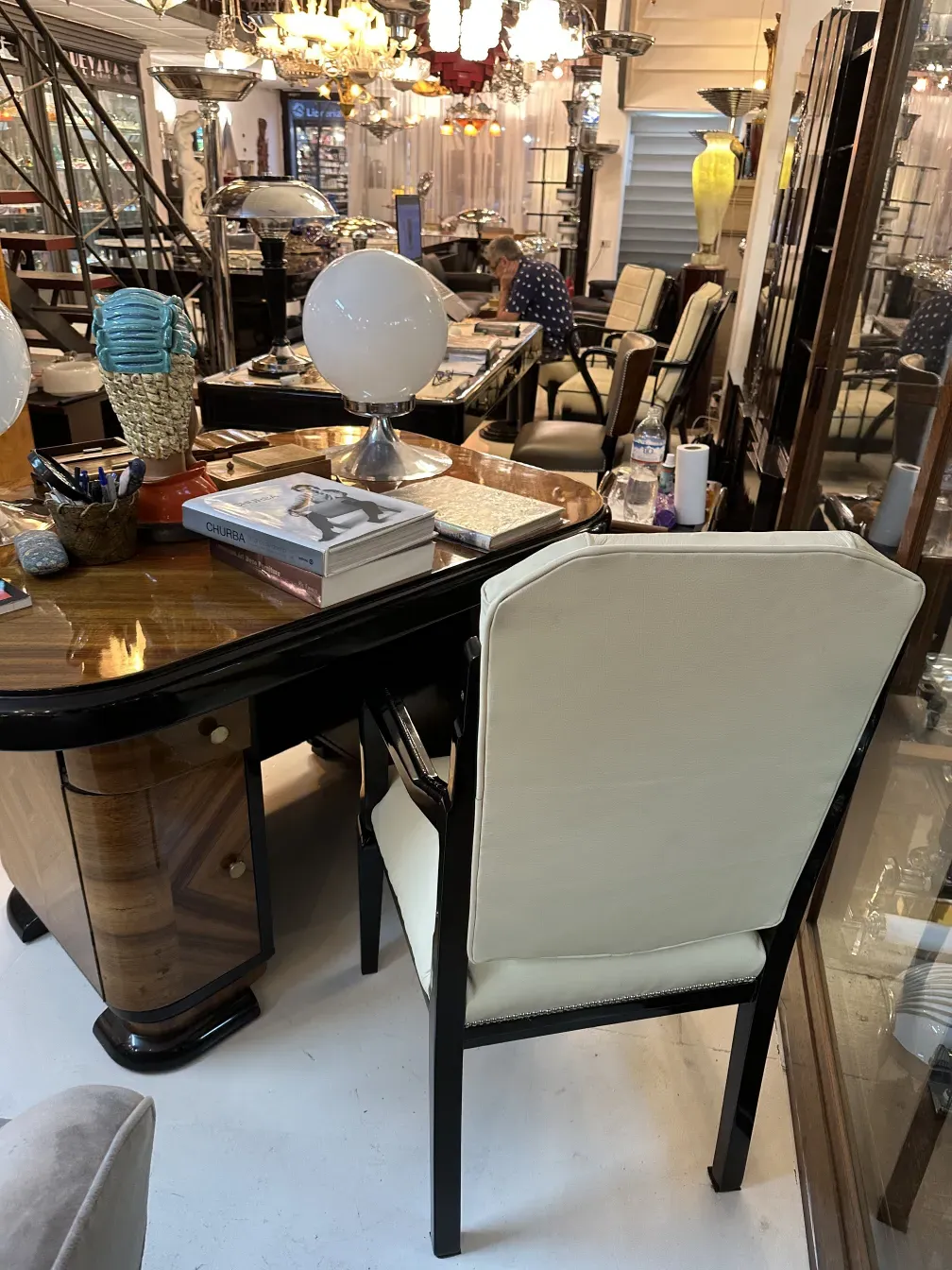 antiker schreibtisch in einem eleganten ambiente mit stuhl und dekoration