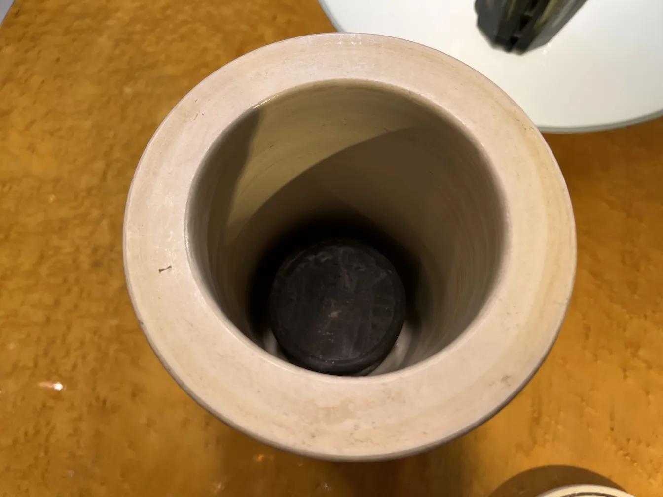 古老陶瓷的航空视图，具有圆形内部和深色底部。