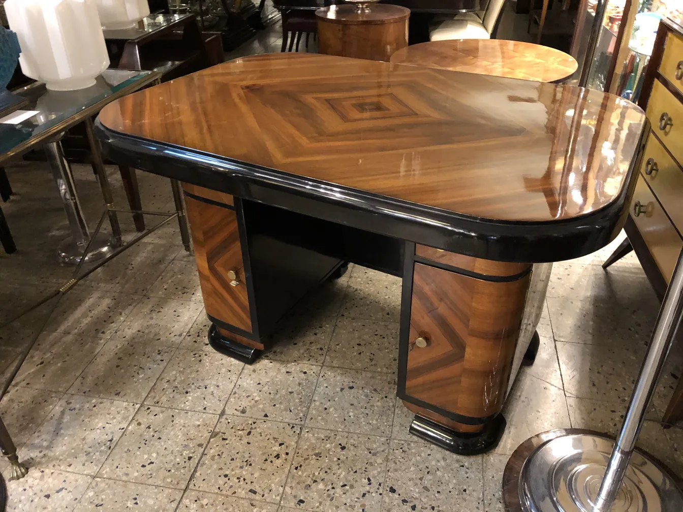 Escritorio antiguo con formas elegantes y detalles.