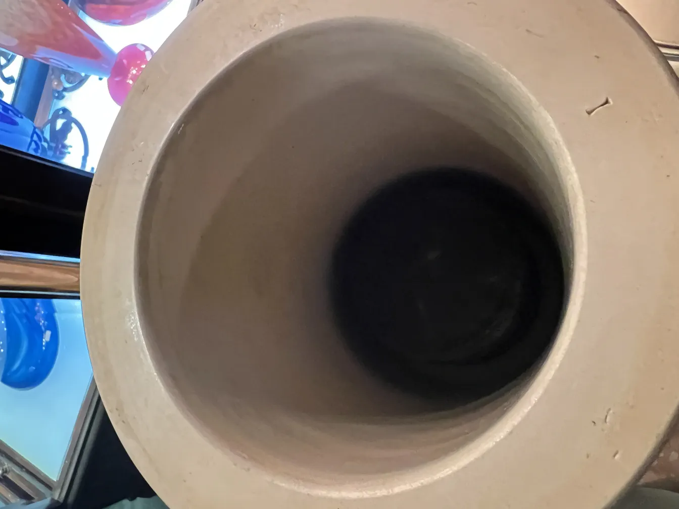 Vista interna di un'antica ceramica decorativa