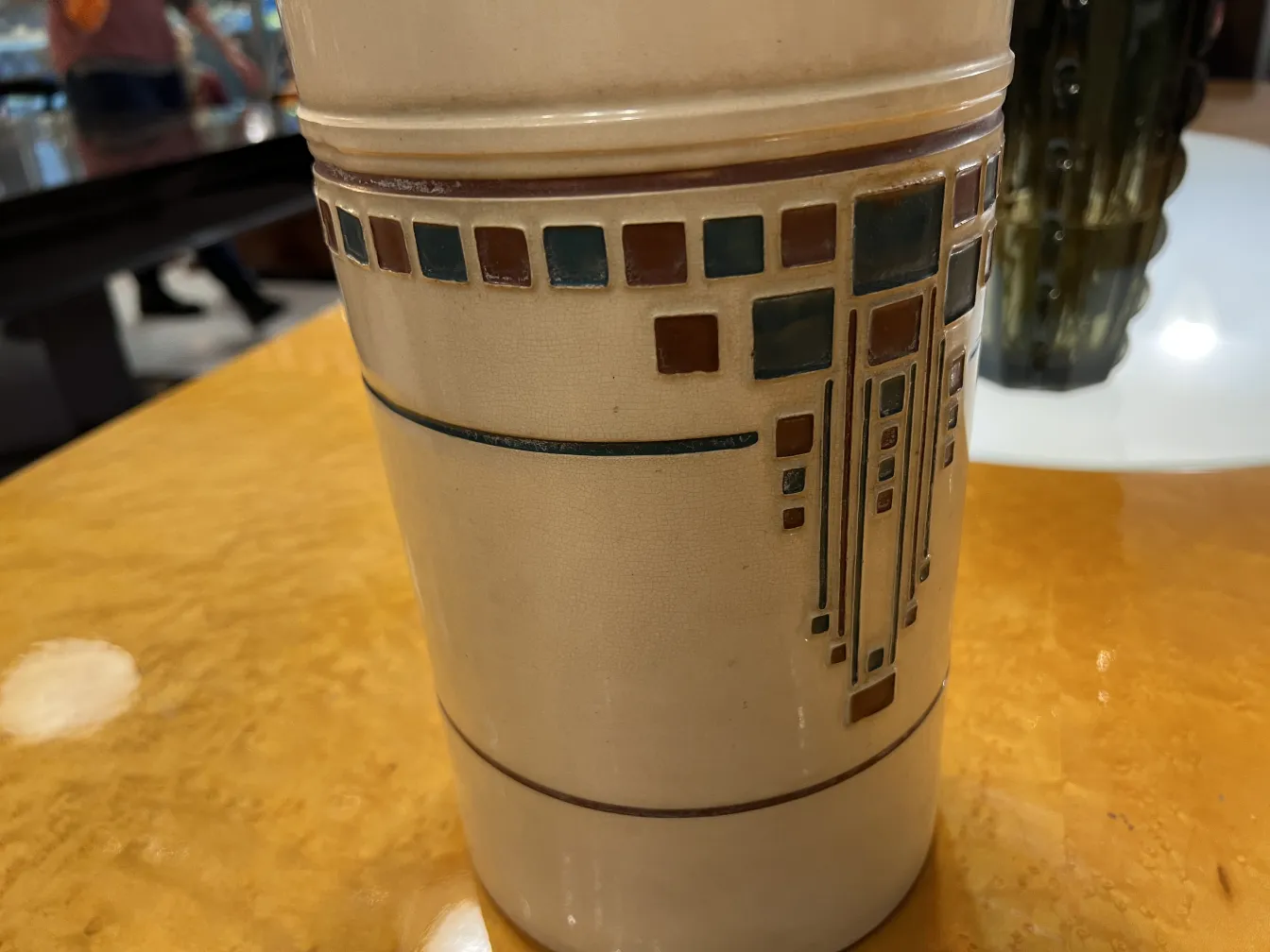 Ceramica antigua decorada con diseño geométrico en tonos claros