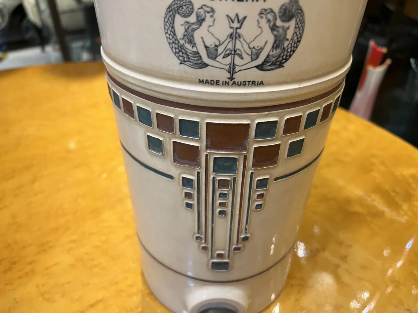 色のあるアールデコの詳細がある古い陶器