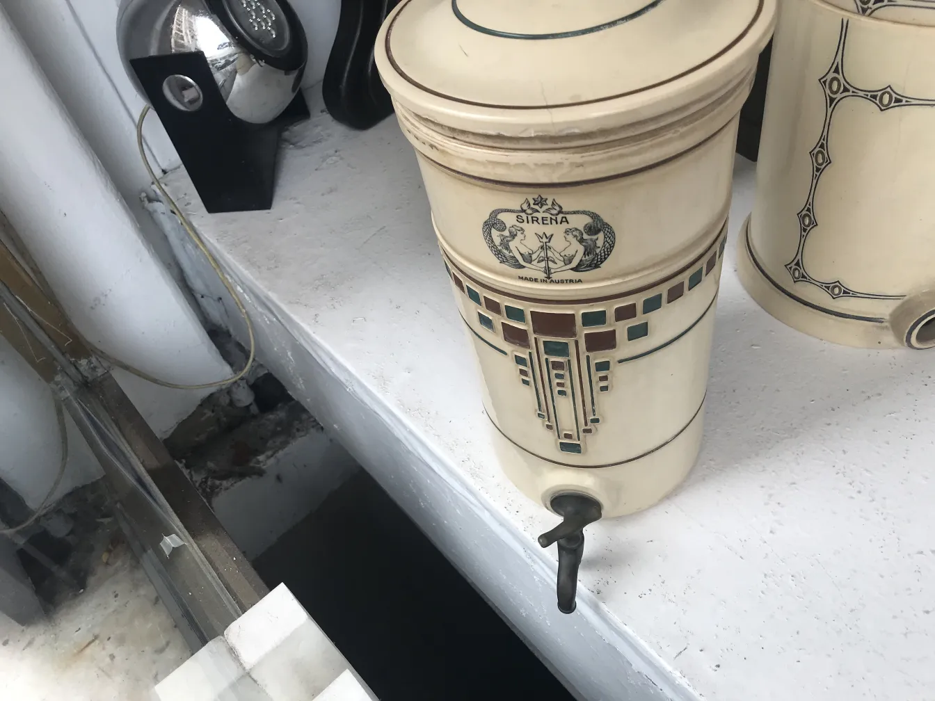 cerâmica antiga decorada com padrões coloridos