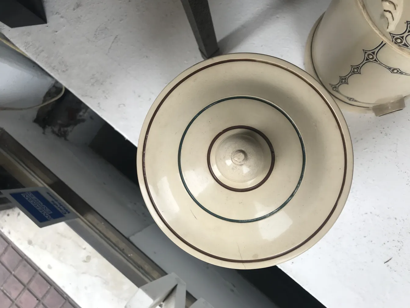 Cerâmica antiga com decoração em tons neutros.