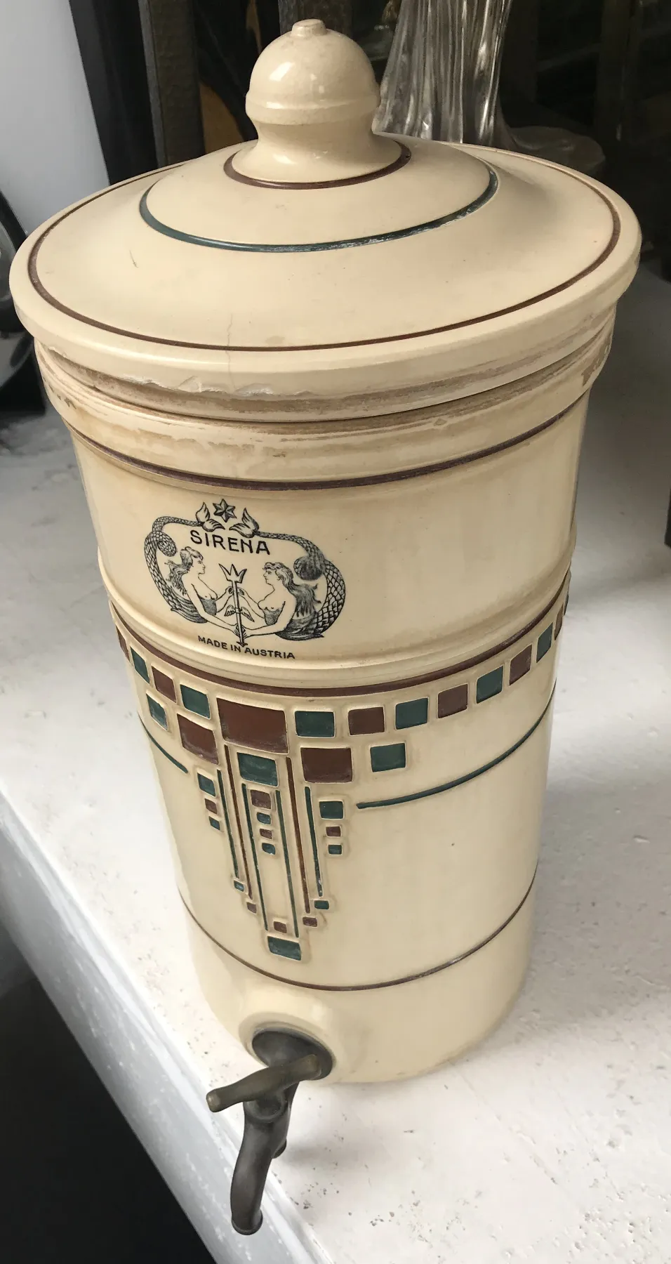 蓋と水栓のある古代陶器