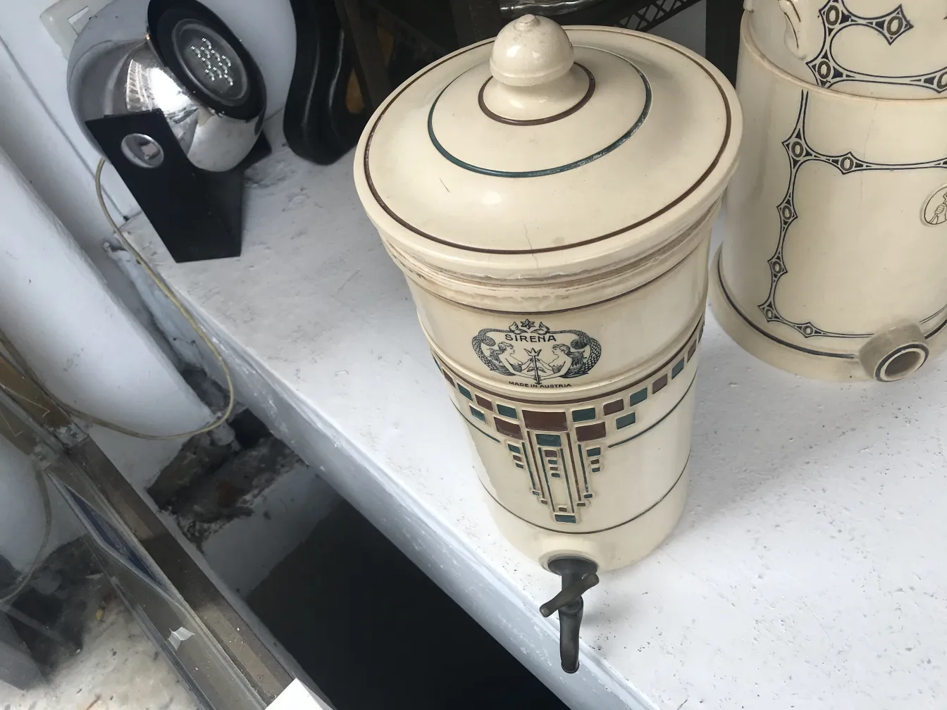 Antike Keramikdose mit eleganter Dekoration und markantem Design.