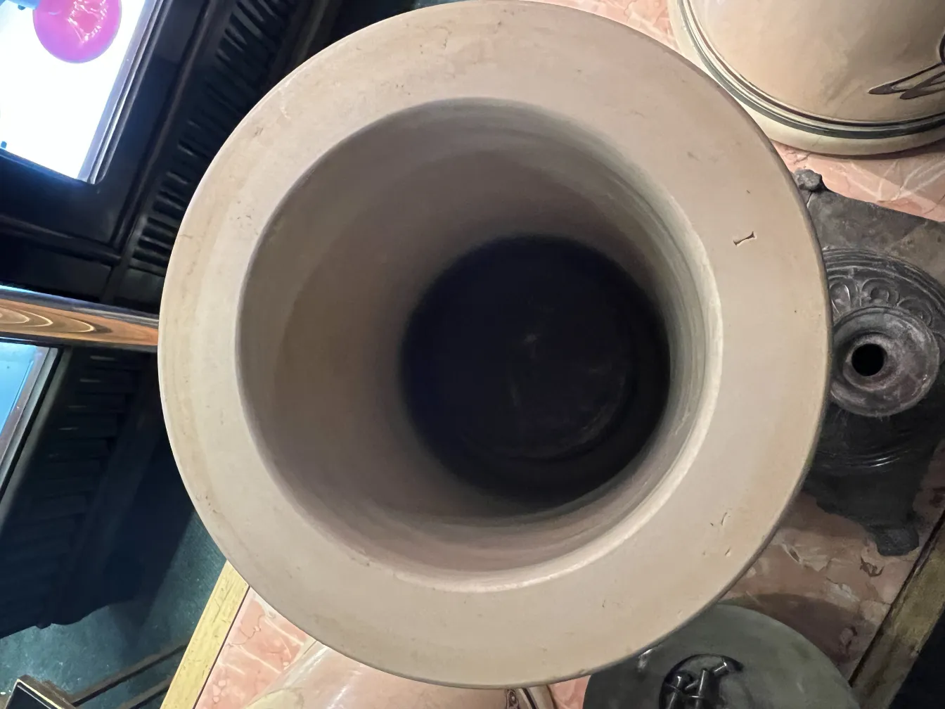 Vista interna di una ceramica antica con sfondo scuro e decorativo.