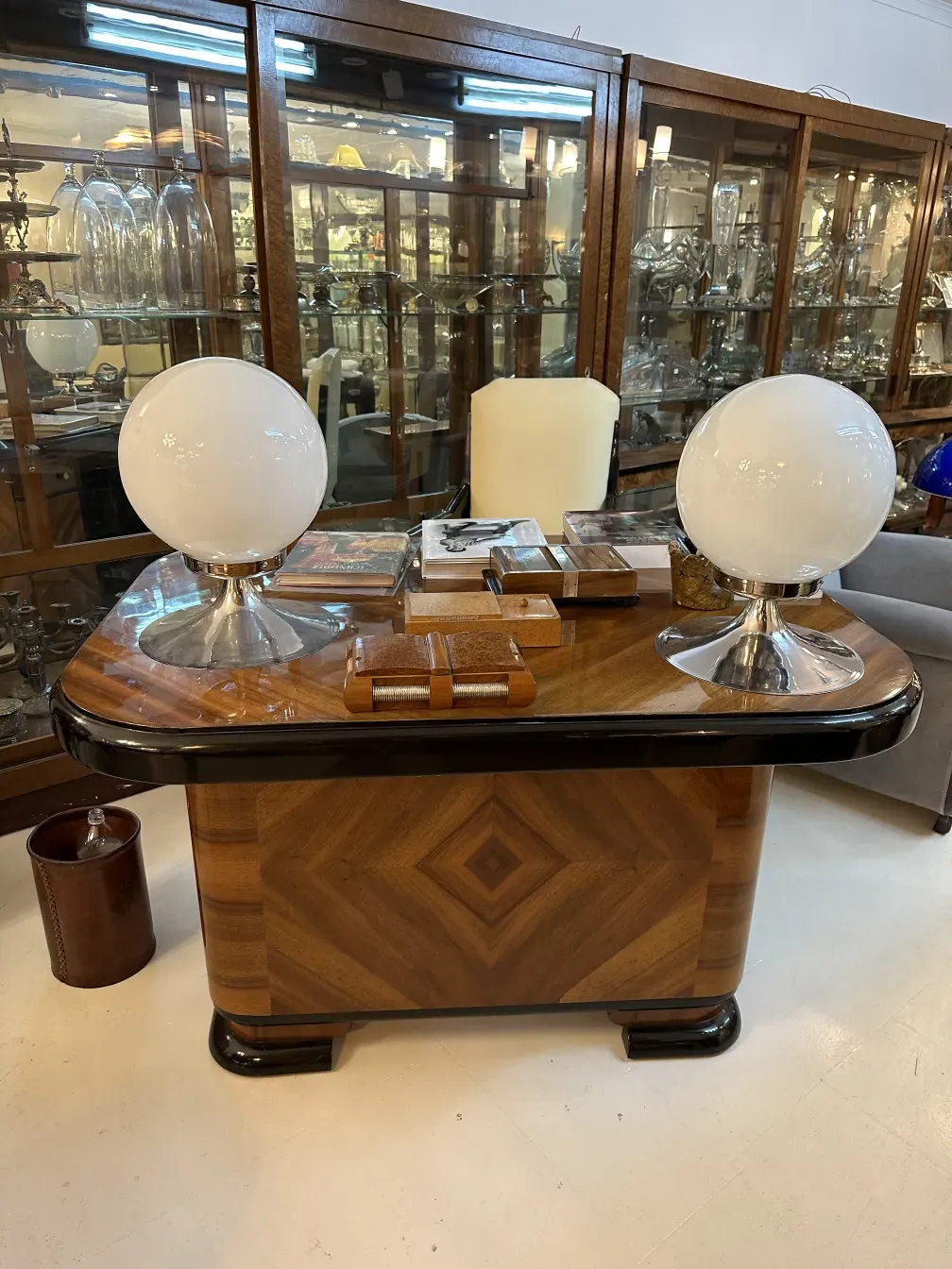 Scrivania antica in legno con lampade decorative e accessori