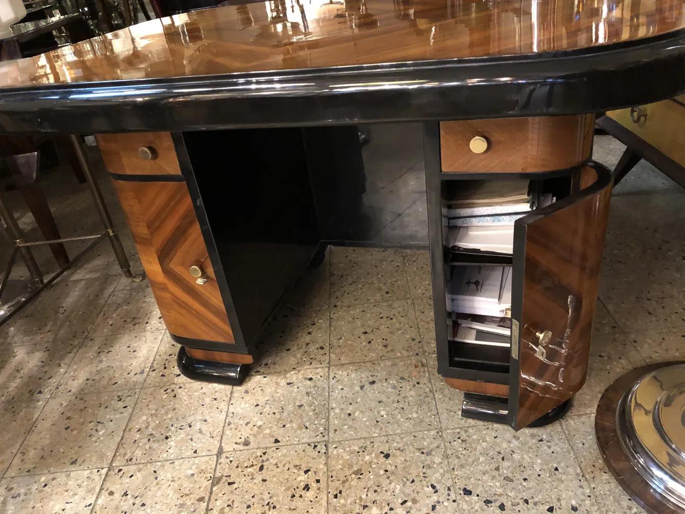 Bureau ancien en bois avec des détails décoratifs