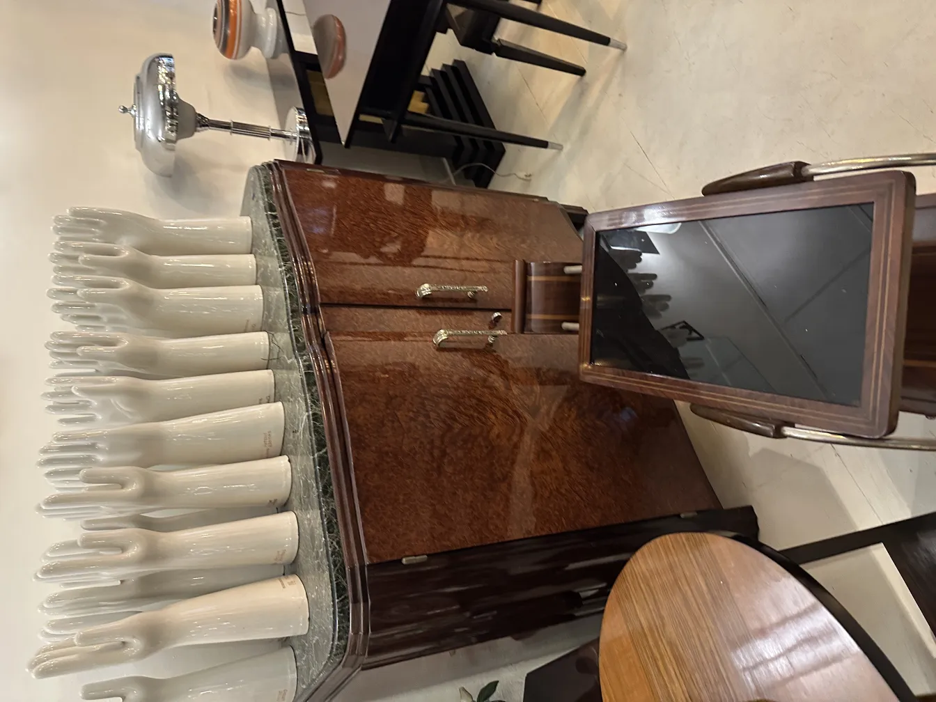 優雅に展示された古い装飾陶器