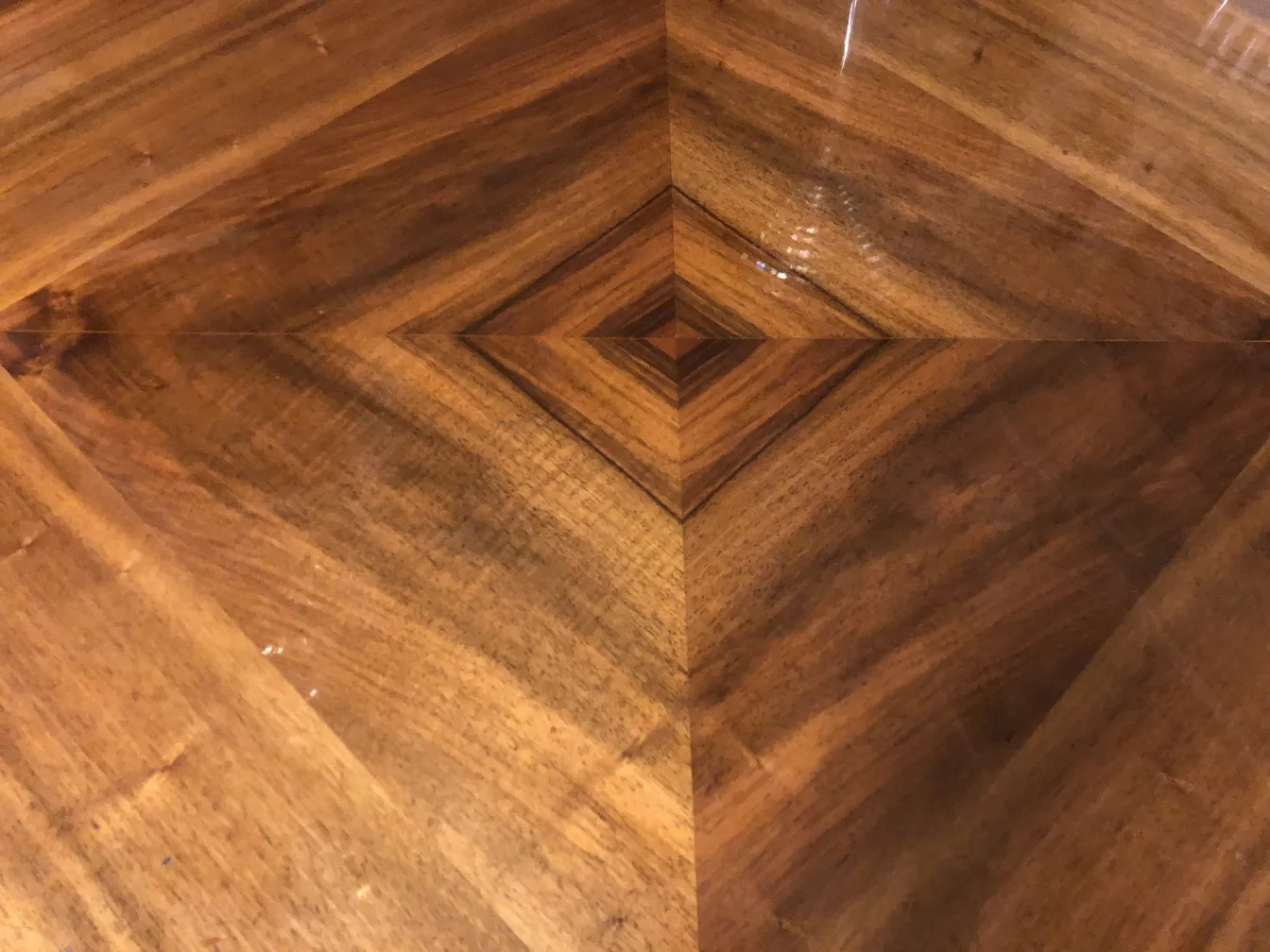 scrivania antica con un design geometrico sulla superficie