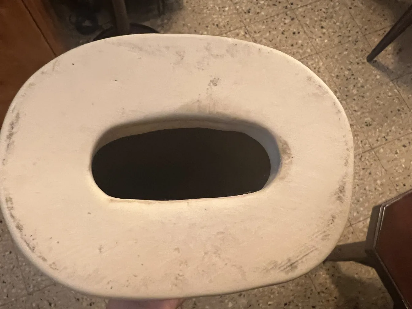 上部に楕円形の穴がある古い陶器。