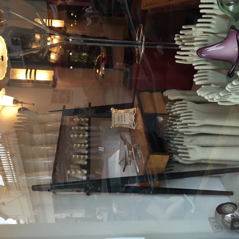 Exposition de céramiques anciennes dans une vitrine décorée.