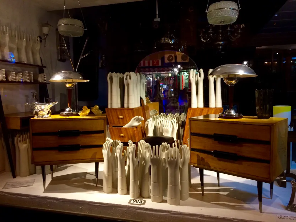 Vitrina con antigua cerámica decorativa en un ambiente retro.