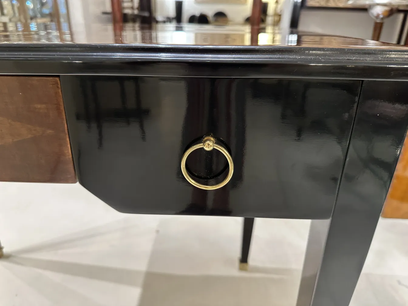 Scrivania antica con finiture lucide e due cassetti