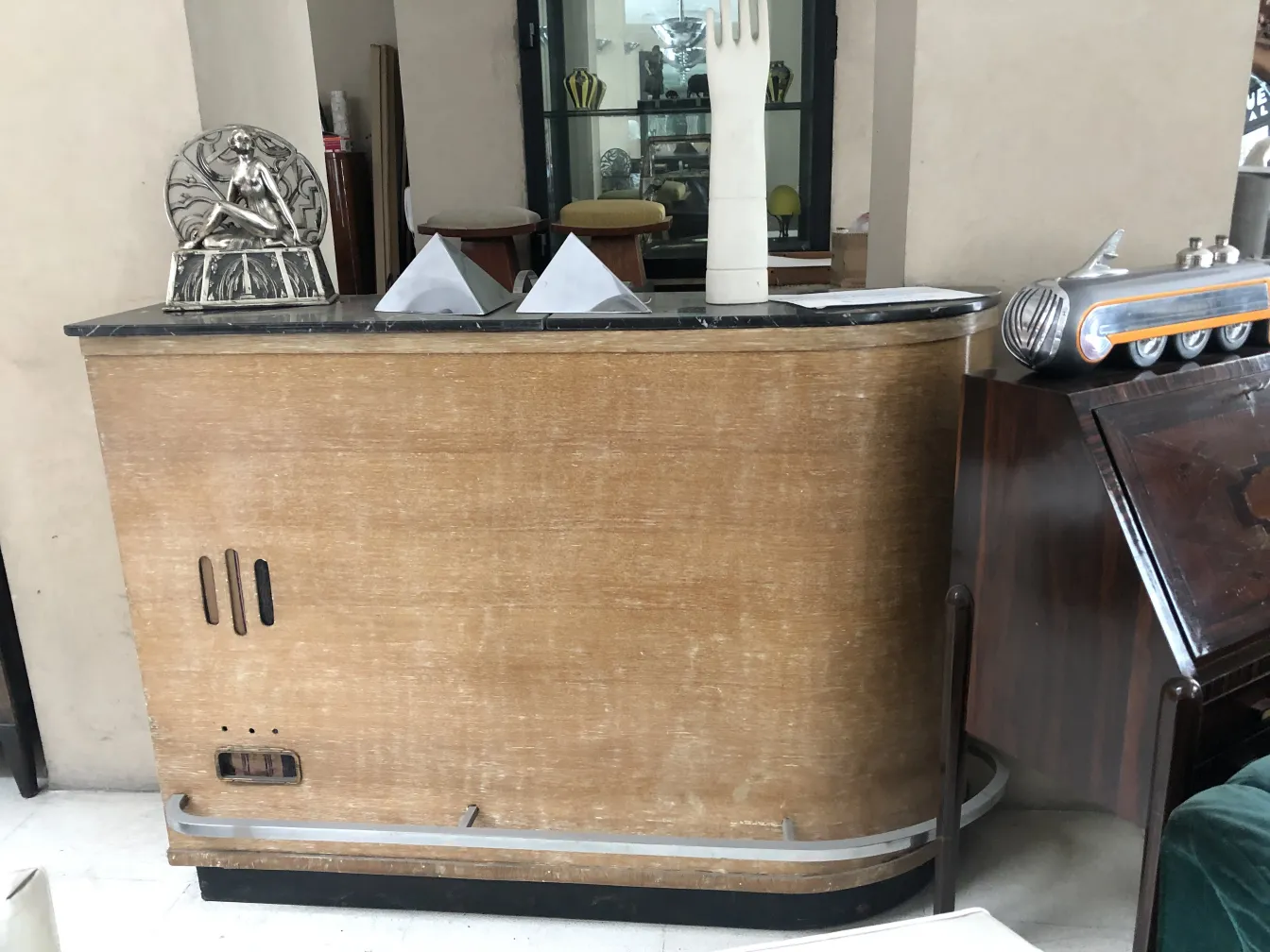 Antico bar con ceramica decorativa in cima