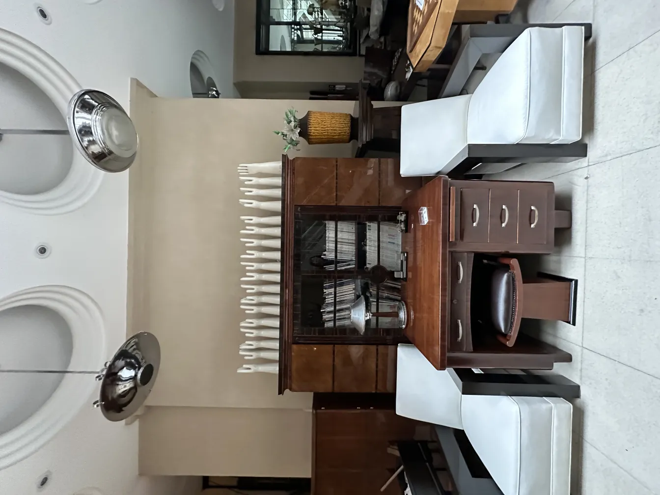 Pezzetto decorativo di ceramica antica in un ambiente elegante