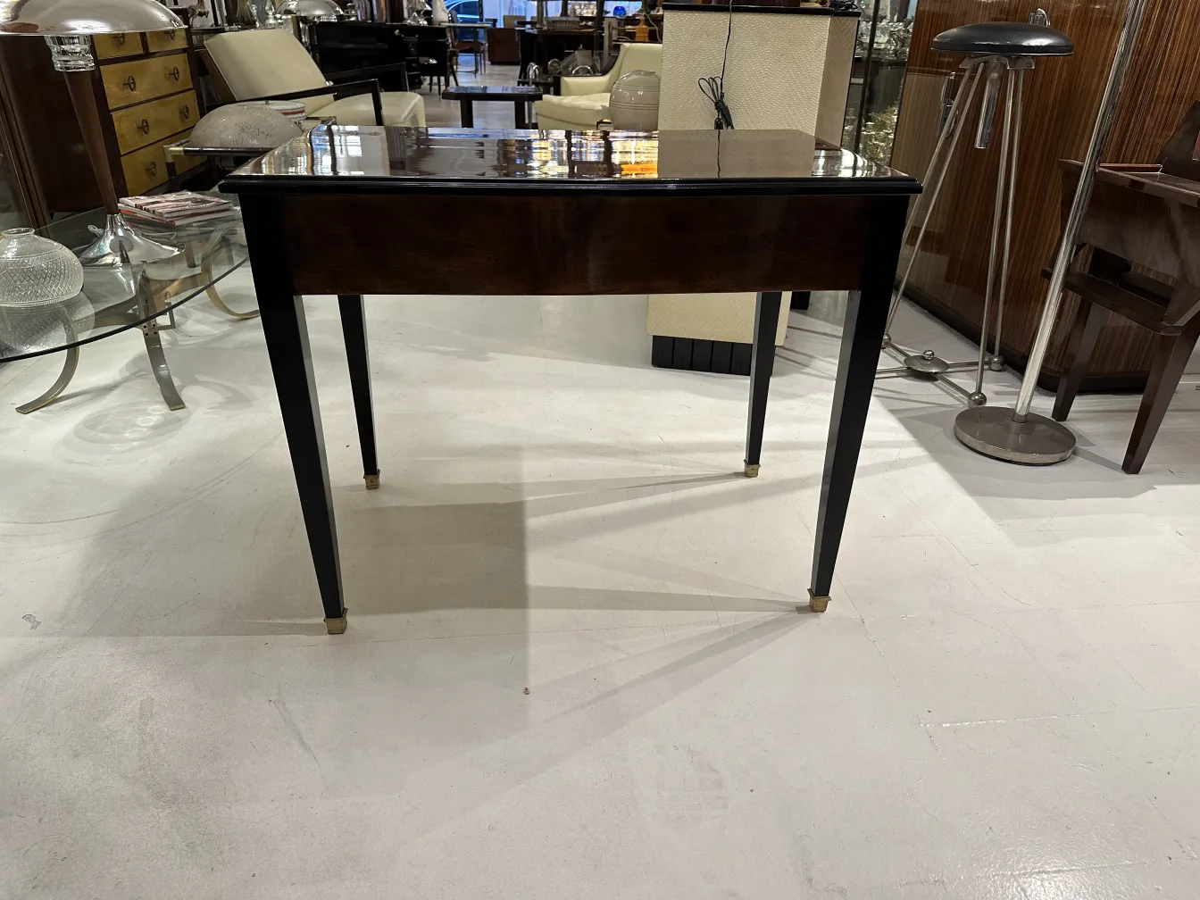 antiker Schreibtisch mit glänzender Oberfläche in eleganter Umgebung