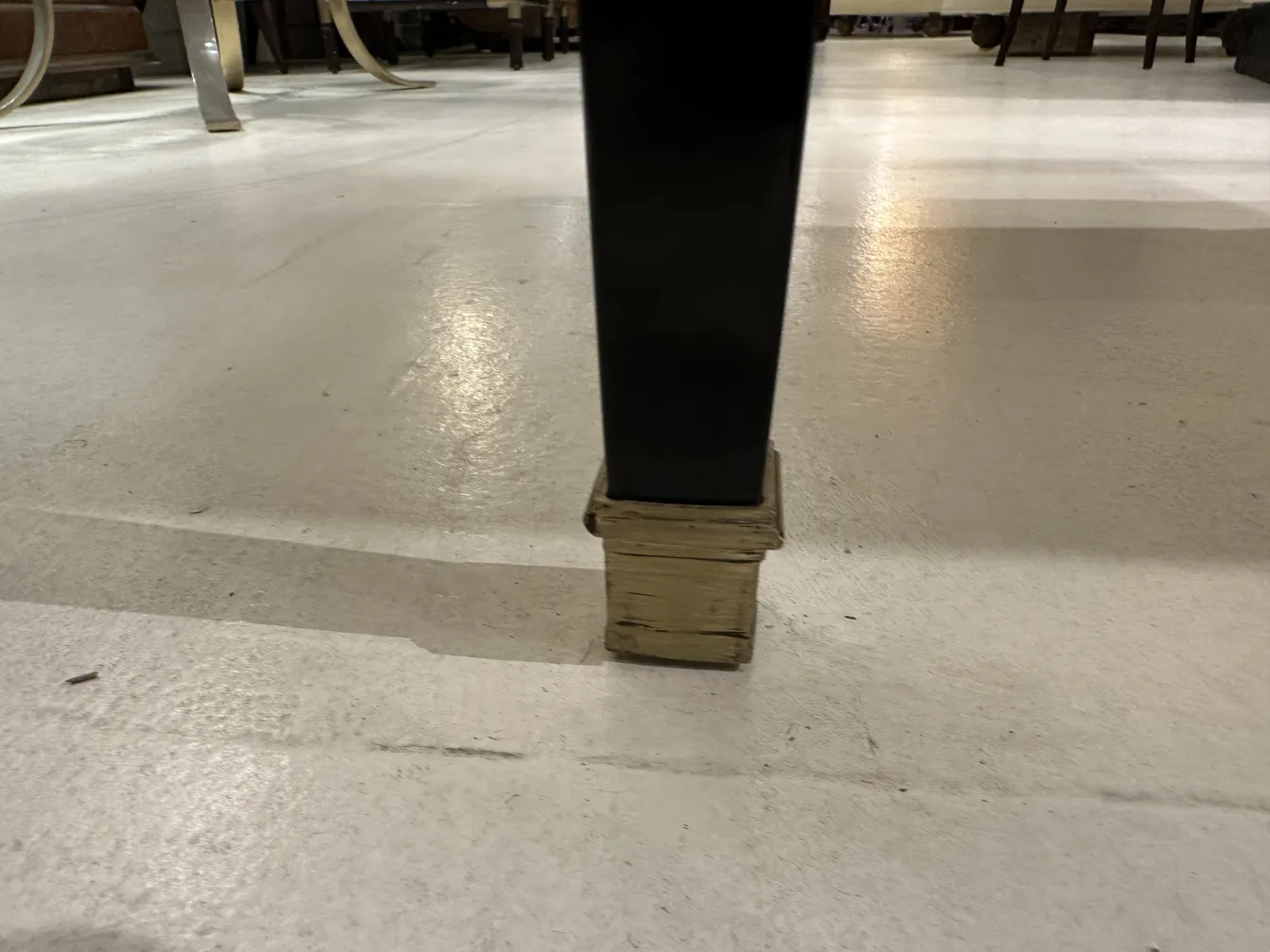 Pied d'un bureau ancien, vu de dessous, environnement lumineux