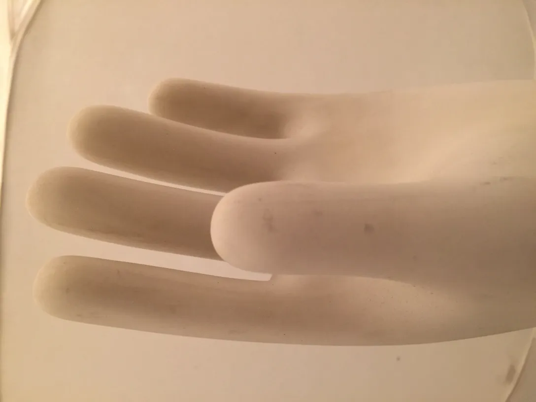 Mano de cerámica antigua, elegante y decorativa, blanca.