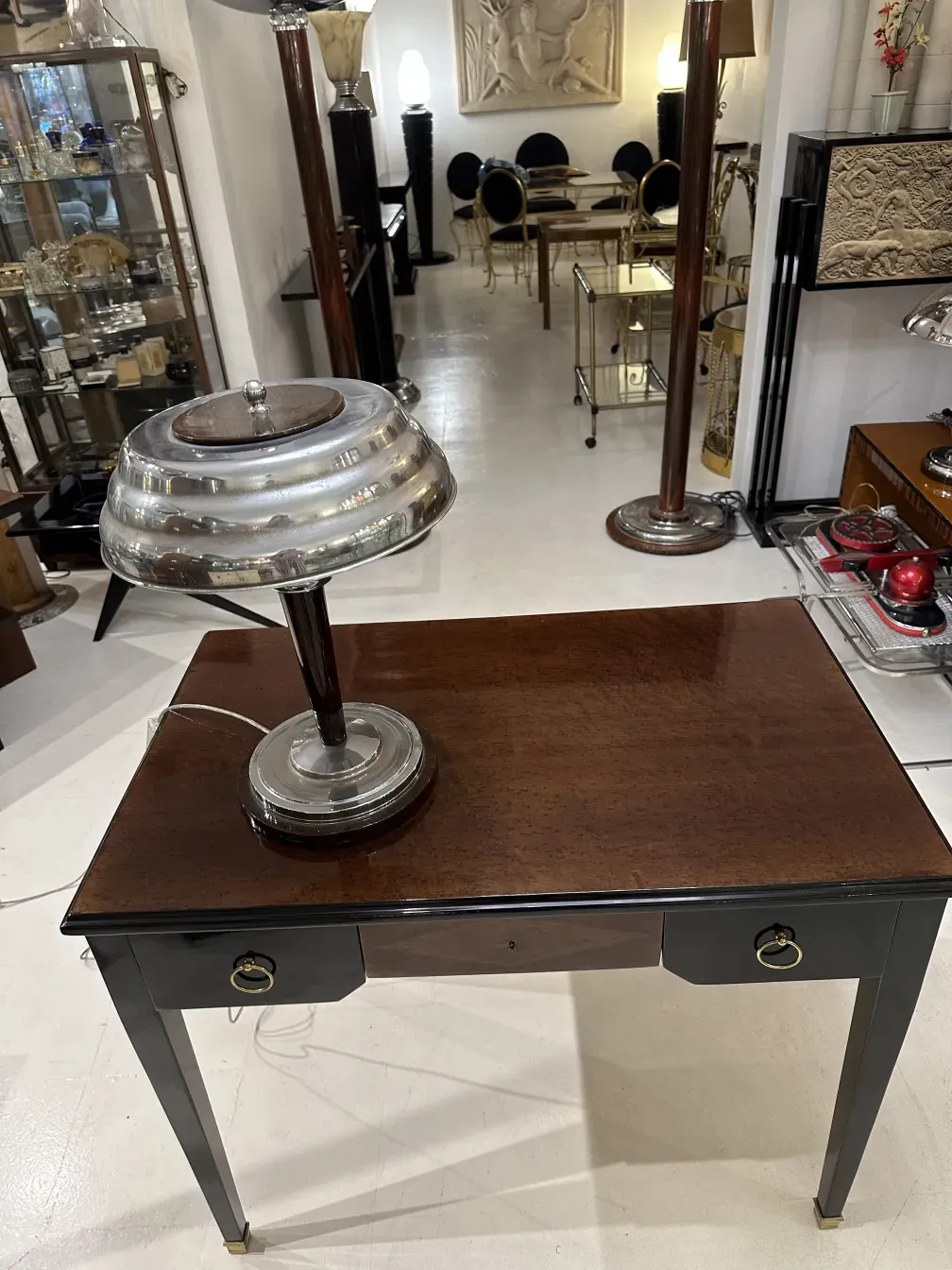Scrivania antica con lampada, atmosfera elegante e vintage.