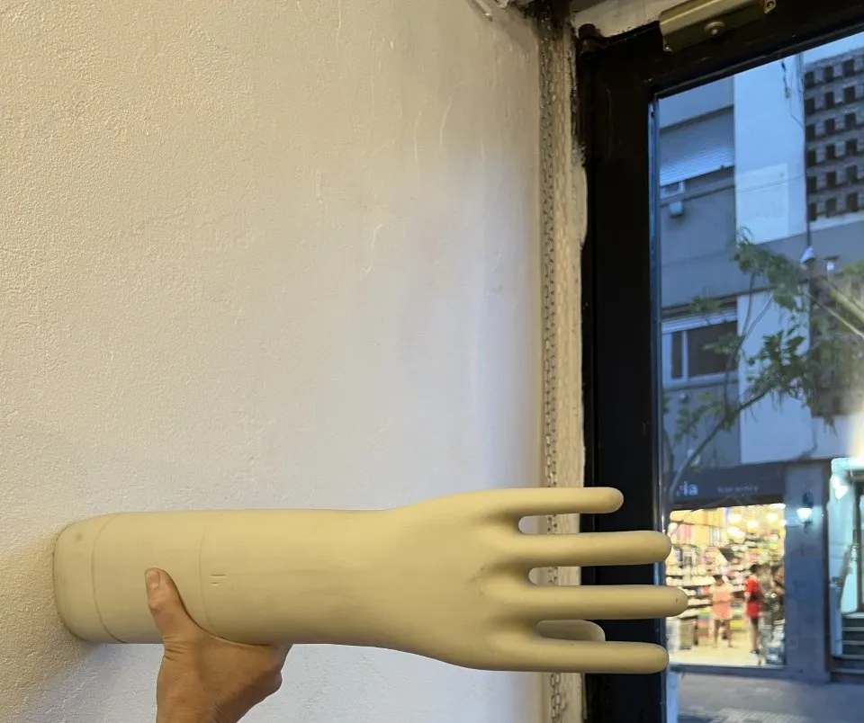 main en céramique ancienne avec des détails uniques et doux.