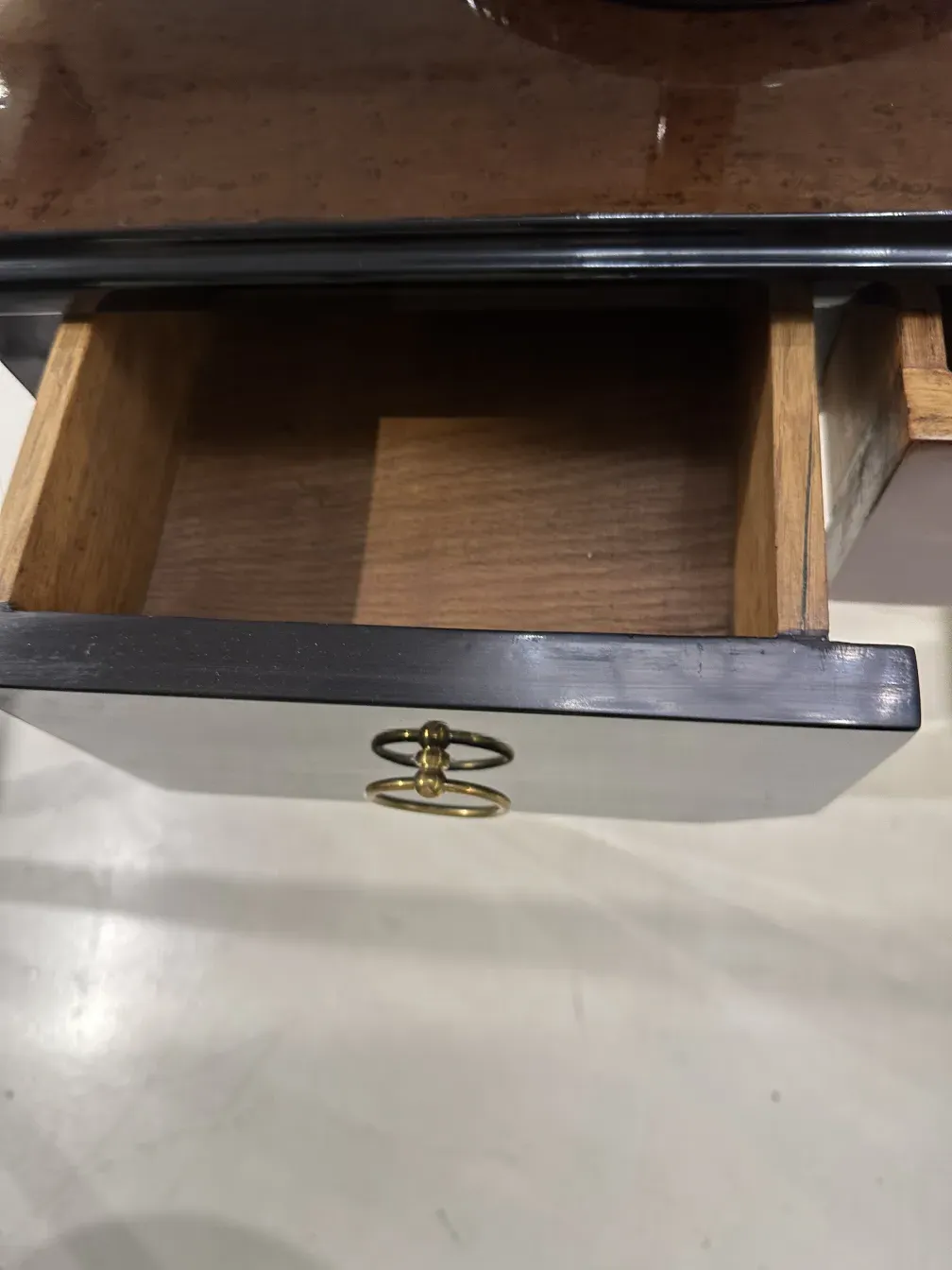 antiker Schreibtisch mit Schublade, Innenansicht