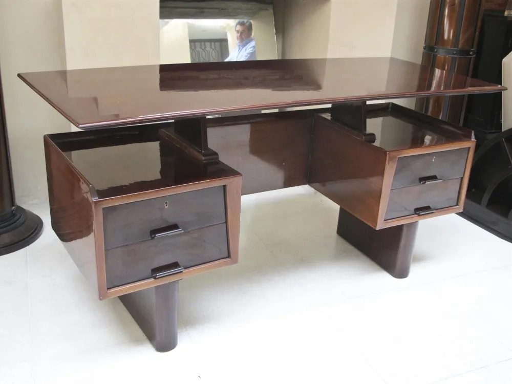 Bureau antique avec une finition brillante et deux tiroirs, élégant et pratique.