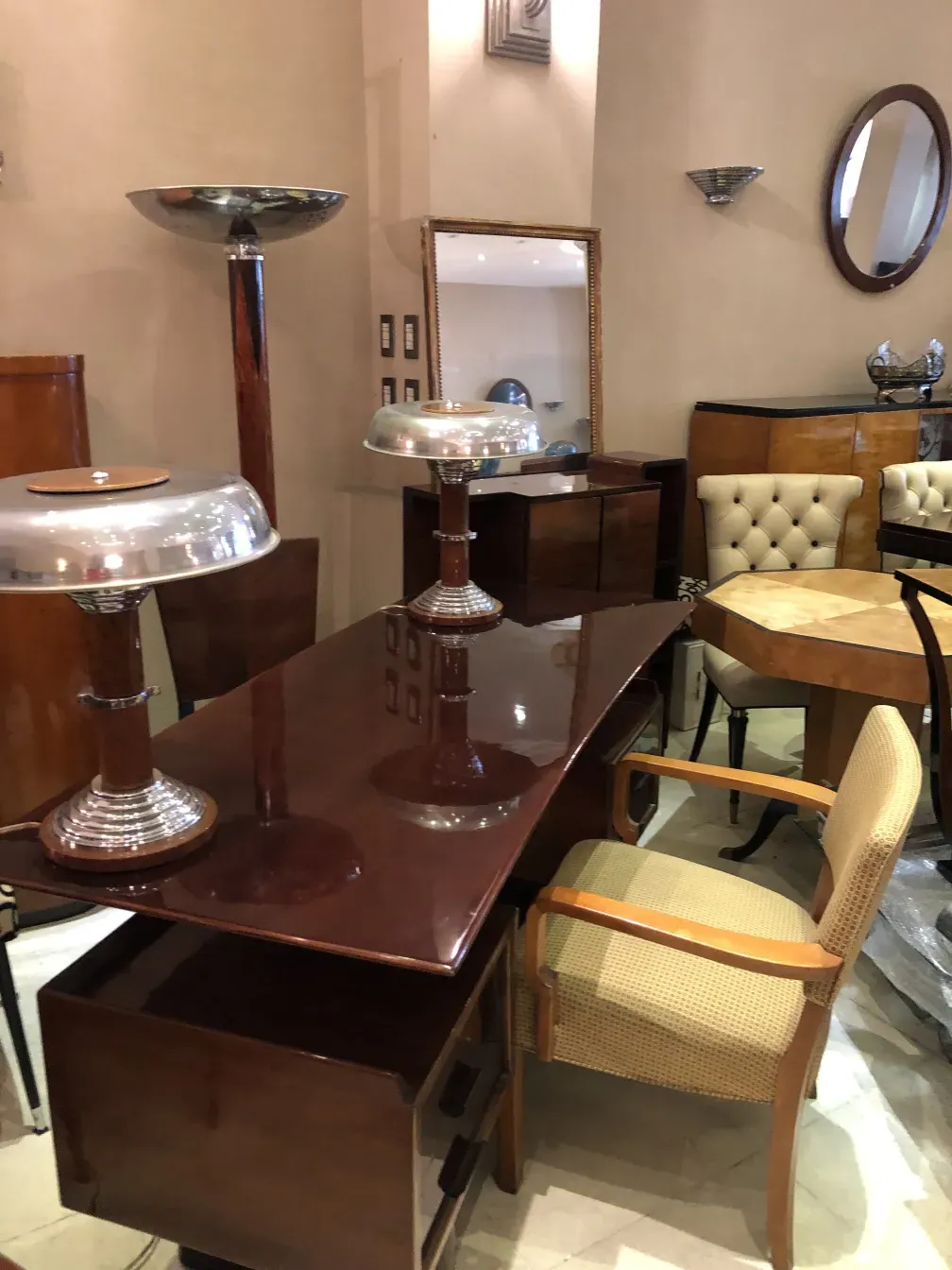 scrivania antica con lampade in un ambiente elegante