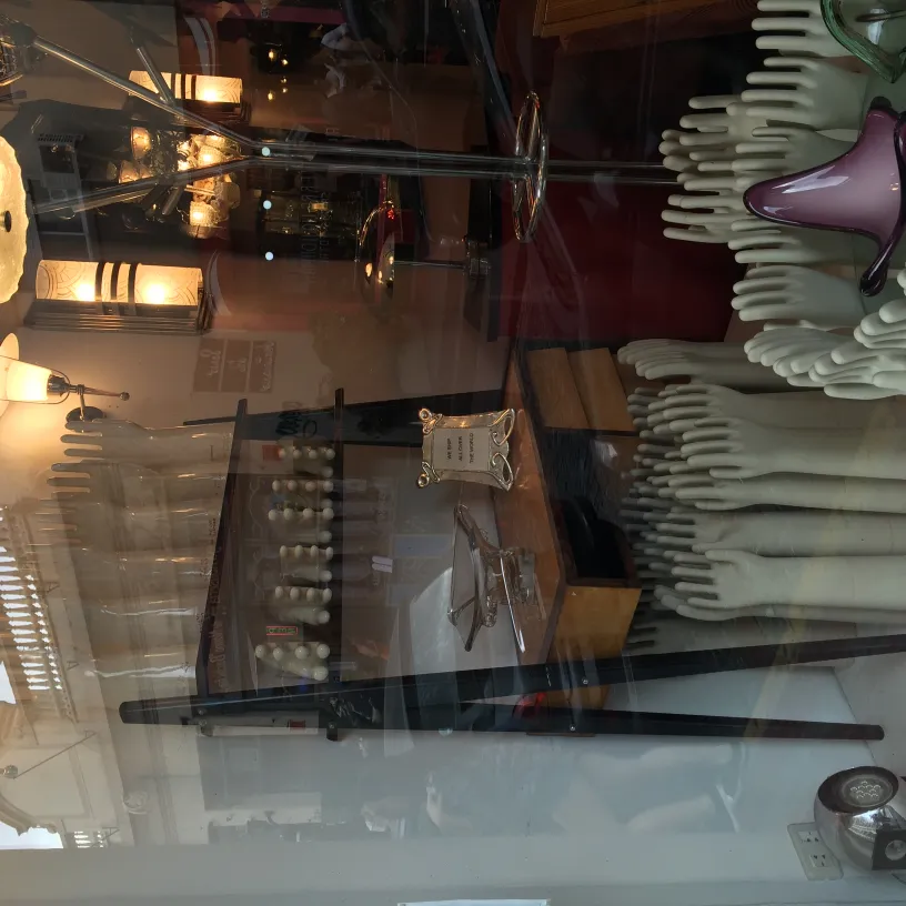 Antike dekorative Keramik, ausgestellt zusammen mit verschiedenen Gegenständen in einer Vitrine.